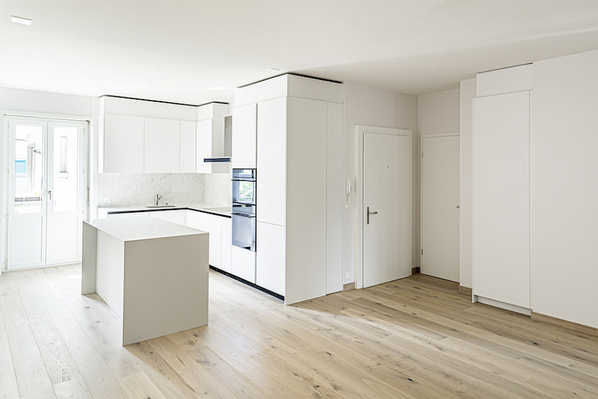 Umbau Eigentumswohnung Basel - Eingang mit offener Küche